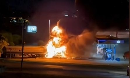 Τέξας: Βυτιοφόρο τυλίχθηκε στις φλόγες αφού ήρθε σε επαφή με ηλεκτροφόρα καλώδια - Δείτε βίντεο