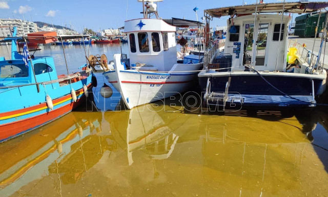 Βόλος: Κιτρινωπή βλέννα στο λιμάνι της πόλης – Οργισμένοι για τη ρύπανση οι κάτοικοι