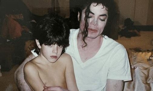 Νέα ανατριχιαστικά ντοκουμέντα για τον Μάικλ Τζάκσον: Οι φωτογραφίες του με νεαρά αγόρια