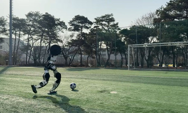 Aνθρωποειδές ρομπότ επιδεικνύει ταχύτητα και πραγματική δεξιότητα