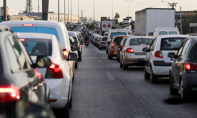 Κυκλοφοριακό «κομφούζιο» στο Κηφισό - Νταλίκα συγκρούστηκε με Ι.Χ.