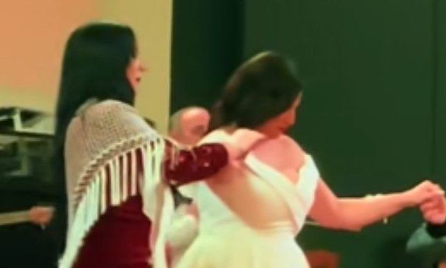 Νύφη και κουμπάρα έκλεψαν τις εντυπώσεις σε Κρητικό γάμο