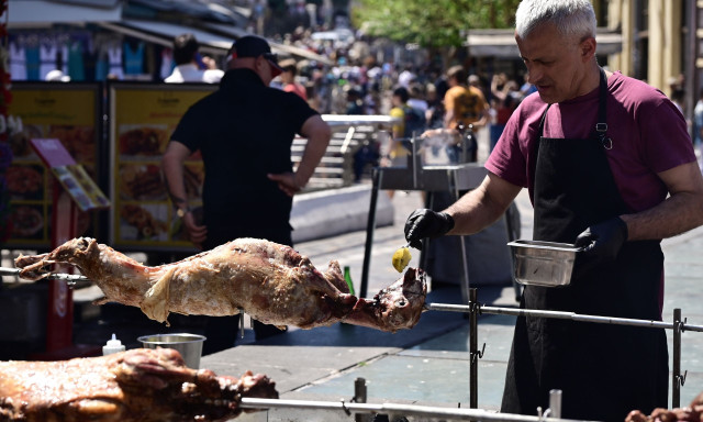 Καιρός Πάσχα: Με εκπλήξεις η Μεγάλη Εβδομάδα – Πώς θα σουβλίσουμε οβελία