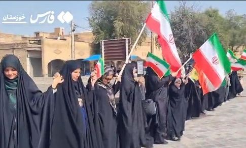 «Ανθρώπινες ασπίδες» με γυναίκες και παιδιά στήνει το Ιράν απέναντι στο τελεσίγραφο Τραμπ