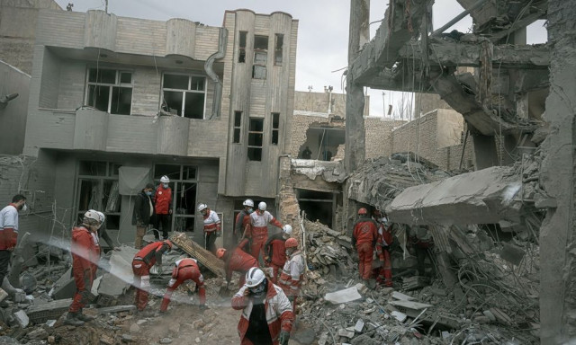 Οι Ιρανοί αγοράζουν γεννήτριες, κιτ επιβίωσης και σφραγίζουν παράθυρα: «Έχουμε τιμωρηθεί αρκετά»