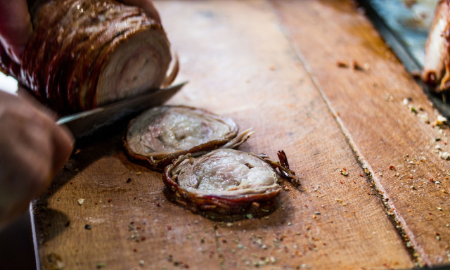 Κοκορέτσι: Τα εκπληκτικά οφέλη υγείας της πιο διάσημης πασχαλινής λιχουδιάς