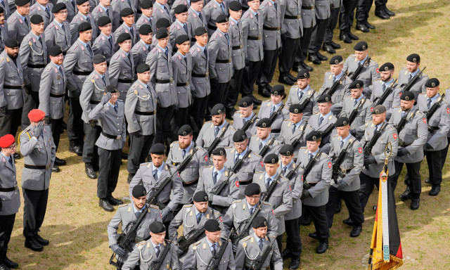 Με άδεια του Στρατού εκτός χώρας για πάνω από 3 μήνες, οι Γερμανοί ηλικίας 17 έως 45 ετών