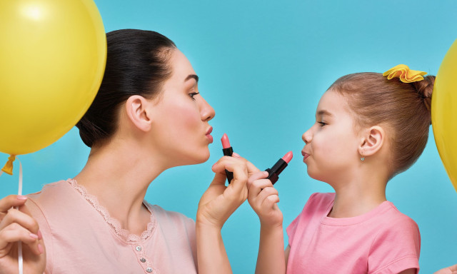 Παιδιά και μακιγιάζ: Τι πρέπει να γνωρίζουν οι γονείς πριν πουν ναι