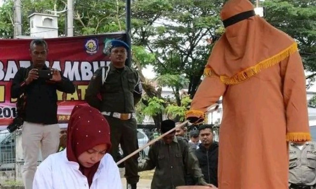 Ινδονησία: Μαστίγωμα μέχρι αναισθησίας - Από 100 μαστιγώματα σε ανύπαντρο ζευγάρι