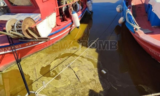 Κίτρινη βλέννα στο λιμάνι του Βόλου: Απαντήσεις περιμένουν οι ξενοδόχοι