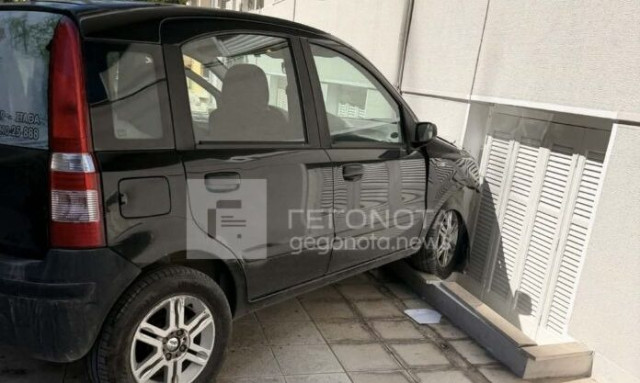 Βόλος: Αυτοκίνητο έπεσε πάνω σε τοίχο πολυκατοικίας - Παραλίγο να μπει σε υπόγειο διαμέρισμα