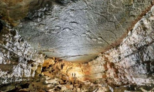 Επιστήμονες ανακάλυψαν γιγάντια ίχνη δεινοσαύρων στην οροφή σπηλαίου 500 μέτρα κάτω από τη γη