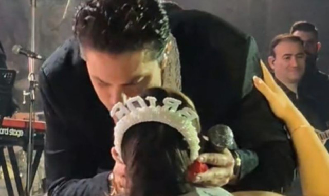 Κρήτη: Το viral φιλί του Οικονομόπουλου σε νύφη που έκανε bachelorette