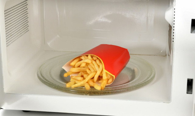 Υγιεινές τηγανητές πατάτες χωρίς air fryer: Τι έδειξαν έρευνες για μικροκύματα + τηγάνισμα