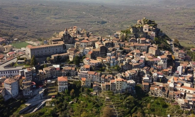 Το μικρό χωριό της Ιταλίας που προσφέρει δωρεάν στέγαση και εργασία