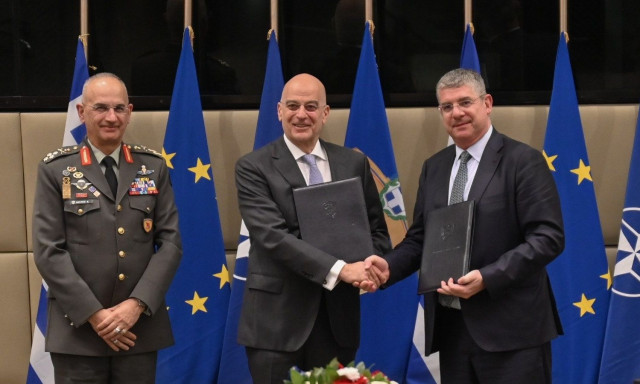 Ο Δένδιας υπέγραψε συμφωνία με την ΕΤΕπ για την ενεργειακή αναβάθμιση των στρατοπέδων