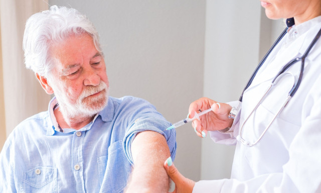 Μπορεί ένα ισχυρότερο εμβόλιο γρίπης να γίνει ασπίδα και για τη νόσο Αλτσχάιμερ;