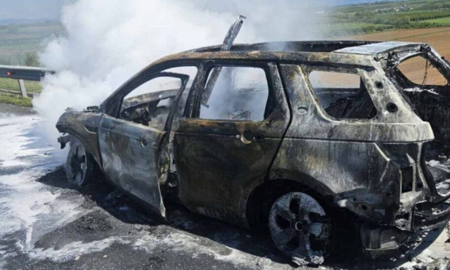 Αυτοκίνητο κάηκε ολοσχερώς στην Ιόνια οδό - Δείτε φωτογραφίες