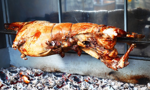 Αρνί στη σούβλα: Ποιο κομμάτι είναι «βόμβα» χοληστερόλης