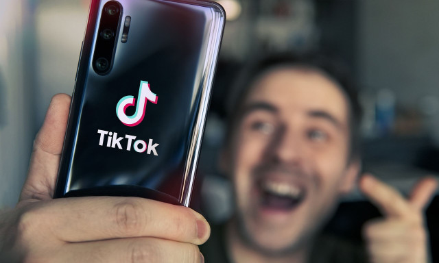 Ο εθισμός στο TikTok ίσως οφείλεται σε άγχος προσκόλλησης, όχι στη δύναμη της θέλησης