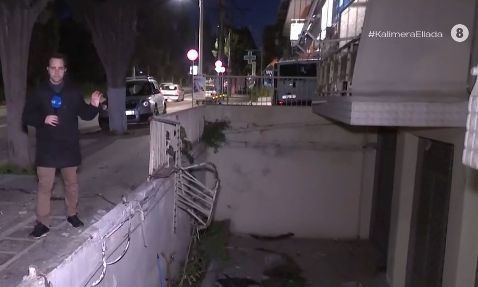 Άγιοι Ανάργυροι: Σφοδρή σύγκρουση δύο αυτοκινήτων τα μεσάνυχτα – Το ένα κατέληξε σε αυλή σπιτιού