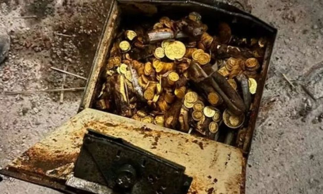 Υδραυλικός τραβάει ένα σκοινί σε υπόγειο και βρίσκει 30 κιλά χρυσά νομίσματα