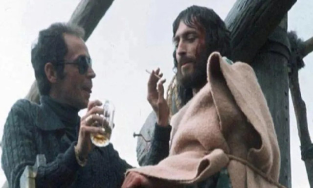 Επί ξύλου κρεμάμενος με τσιγάρο, κονιάκ: Η ιστορία πίσω από την εικόνα στο «Ο Ιησούς από τη Ναζαρέτ»