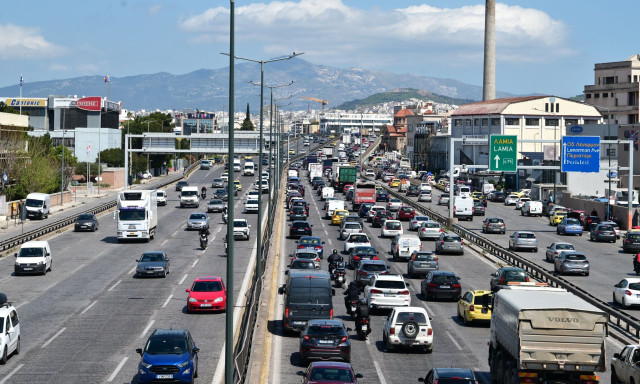 Κορυφώνεται η έξοδος του Πάσχα: Καθυστερήσεις 45' στην Αττική Οδό - Γεμάτα αναχωρούν τα πλοία