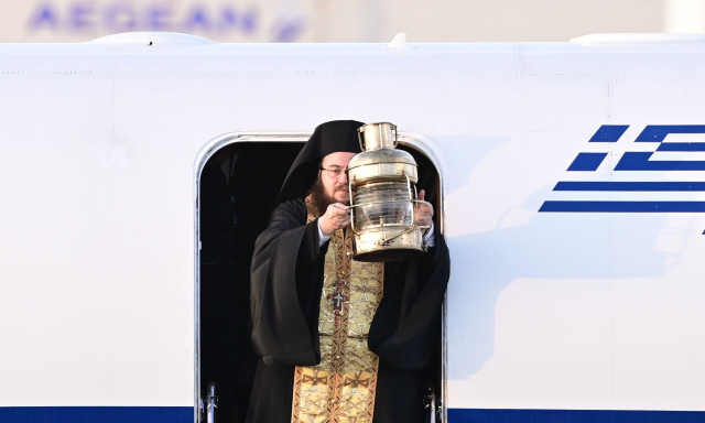 Άγιο Φως: Με ειδικές πτήσεις θα φτάσει σε όλη την Ελλάδα - Τα δρομολόγια για τους 11 προορισμούς