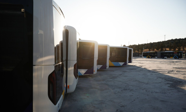 Βούλα: Εντόπισαν 12χρονη, μόνη της σε λεωφορείο – Είπε πως την κακοποιούσαν οι γονείς της