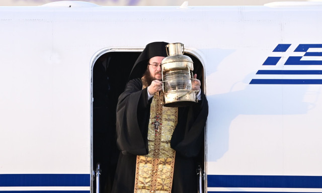 Άγιο Φως: Πώς θα γίνει η αφή και η μεταφορά στην Ελλάδα - Με βραχιολάκι 2.750 άτομα στην τελετή
