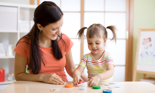 Ο Ελληνικός Ερυθρός Σταυρός εκπαιδεύει τις «νταντάδες της γειτονιάς» στις Πρώτες Βοήθειες