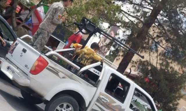 Ιράν: Φωτογραφία με παιδιά σε στρατιωτικό όχημα – Το ένα φοράει στολή των Φρουρών της Επανάστασης