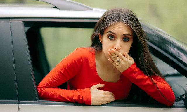 Ταξίδι με αυτοκίνητο το Πάσχα: Πώς θα αποτρέψετε τη ναυτία και θα νιώσετε γρήγορα καλύτερα