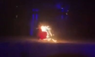 Κίνα: Φουστάνι χορεύτριας τυλίγεται στις φλόγες σε παράσταση - Η αγωνιώδης προσπάθειά της να σωθεί