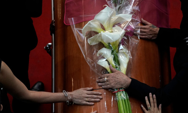 Απίστευτες σκηνές πάνω από φέρετρο - Χήρα και ερωμένη του νεκρού τσακώθηκαν στην κηδεία