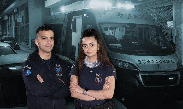 Περάσαμε μια νυχτερινή βάρδια με ασθενοφόρο του ΕΚΑΒ - Τι συμβαίνει στη σκοτεινή Αθήνα