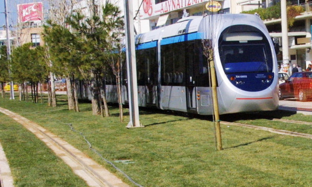 Σύγκρουση τραμ με φορτηγό στο Καλαμάκι