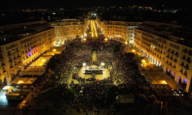 Σκηνικό κατάνυξης στο κέντρο της Θεσσαλονίκης: Αντάμωσαν οι 5 Επιτάφιοι στην πλατεία Αριστοτέλους