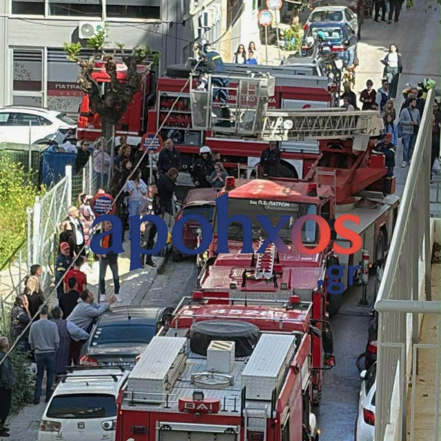 Πάτρα: Φωτιά σε πολυκατοικία - Επιχείρηση απεγκλωβισμού σε εξέλιξη