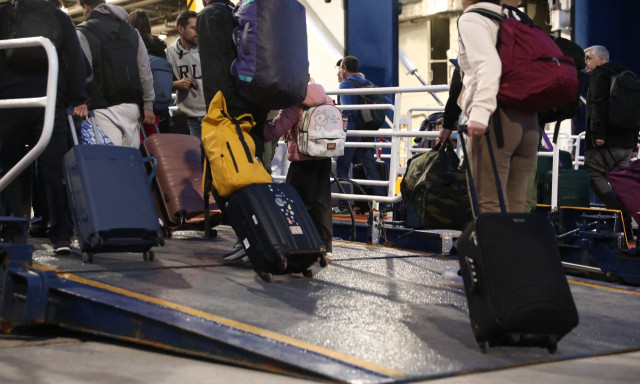 Λιμάνι Πειραιά: Έπιασαν 25χρονο με πυροτεχνήματα, φωτοβολίδες και καπνογόνο μέσα σε πλοίο