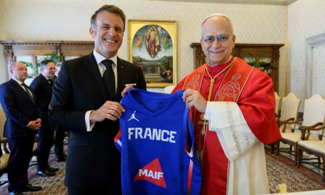 Μακρόν: Τα χαμόγελα στη συνάντηση με τον Πάπα - Του έκανε δώρο μία φανέλα του μπάσκετ