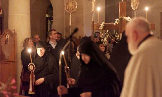 Στα Χανιά παρακολούθησε την Περιφορά του Επιταφίου ο πρωθυπουργός