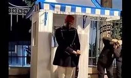 «Επί των όπλων»: Η μοναδική στιγμή που ο Εύζωνας σκύβει το κεφάλι και προσκυνά τον Επιτάφιο