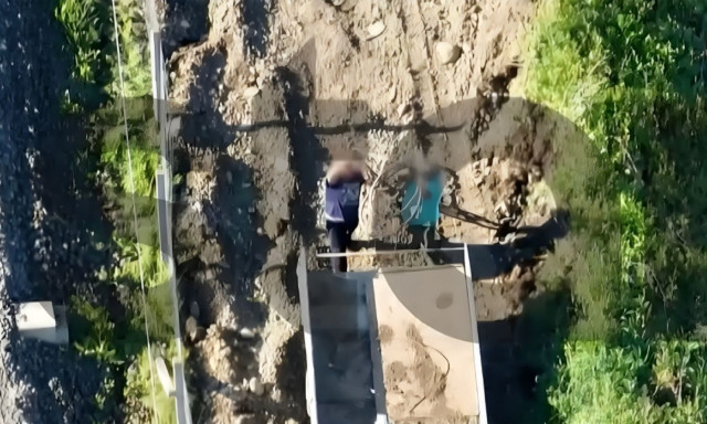 Βίντεο ντοκουμέντο: Η στιγμή που Ρομά ξηλώνουν χαλκό από φανάρια σε γραμμές του ΟΣΕ