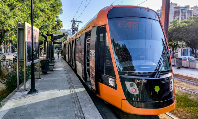 Βίντεο ντοκουμέντο: Η στιγμή που βανακι συγκρούεται με τραμ στο Καλαμάκι