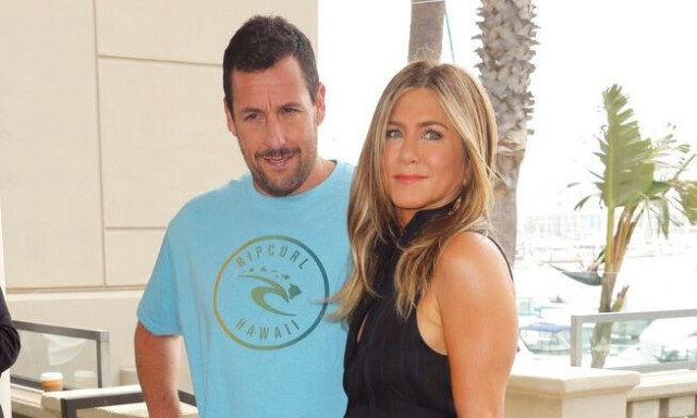 Ο τρυφερός λόγος για τα λουλούδια του Άνταμ Σάντλερ στη Τζένιφερ Άνιστον την Ημέρα της Μητέρας