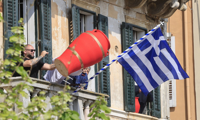 Κέρκυρα: Πλήθος κόσμου για τους μπότηδες σε Σπινιάδα και Λιστόν το πρωί του Μεγάλου Σαββάτου