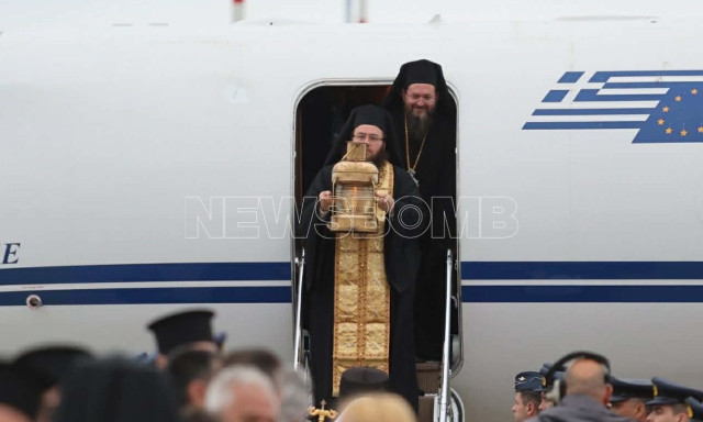 Έφτασε το Άγιο Φως στην Αθήνα - Με πτήσεις σε όλη τη χώρα για την Ανάσταση