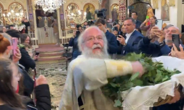 Ο ιερέας της Χίου που ξεχωρίζει με τον μοναδικό τρόπο μετάδοσης του μηνύματος της Ανάστασης